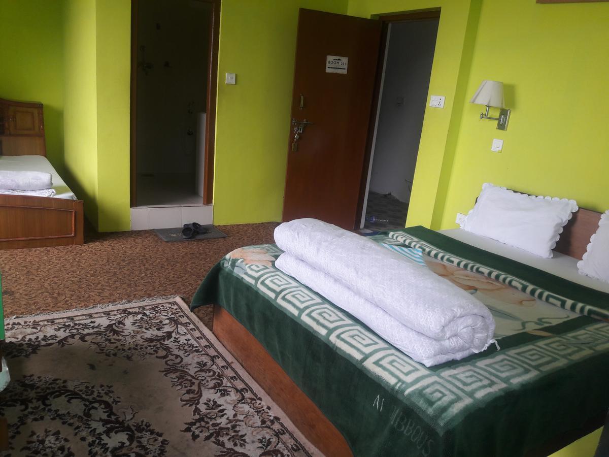 Hotel Greenland Нагаркот Екстериор снимка